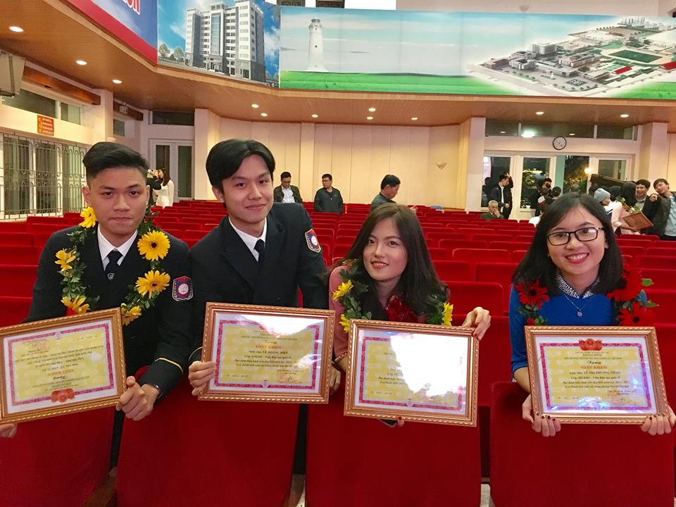 Sinh viên Viện ĐTQT nhận danh hiệu sinh viên tiêu biểu cấp trường năm học 2016-2017