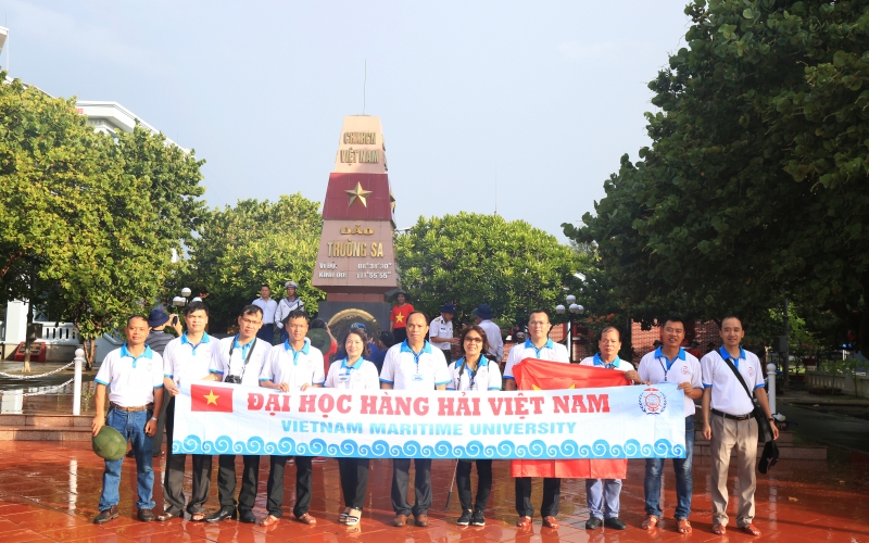 Đoàn cán bộ Trường Đại học Hàng hải Việt Nam đến với Trường Sa