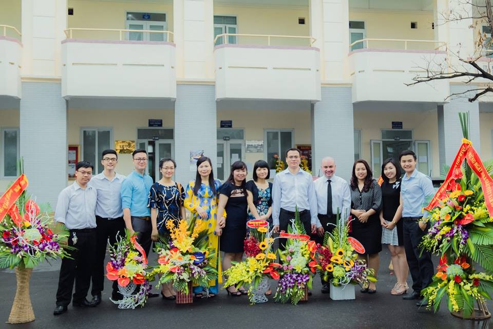 Sinh viên chúc mừng cán bộ Viện Đào tạo Quốc tế nhân ngày Nhà giáo Việt Nam Ngày 20 tháng 11 năm 2015